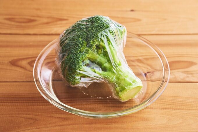 ラップでブロッコリーを包み、レンジ加熱
