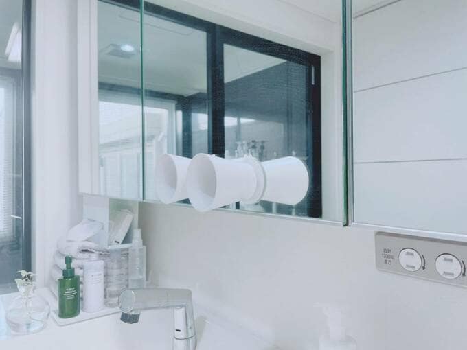 コップは鏡にくっつける