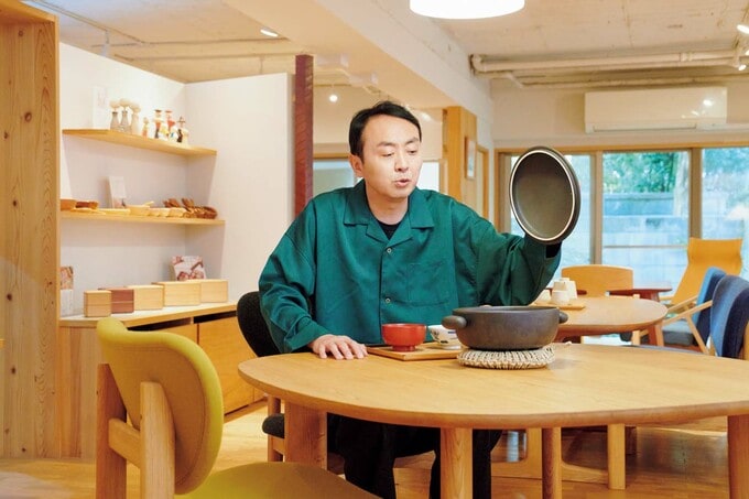 鍋のフタをあけるアンガールズ田中さん