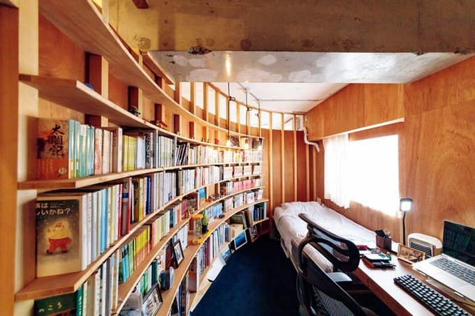 壁一面に本棚を造作した夫の個室
