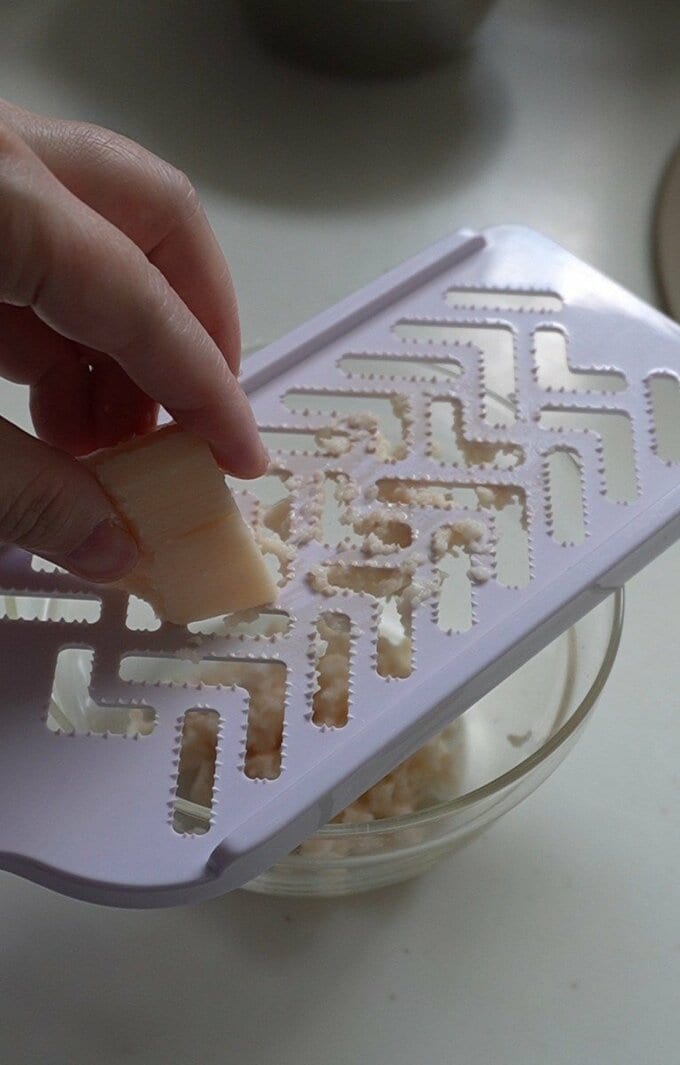 レンコンの皮をむき、半分はすりおろし、半分はみじん切りにする。