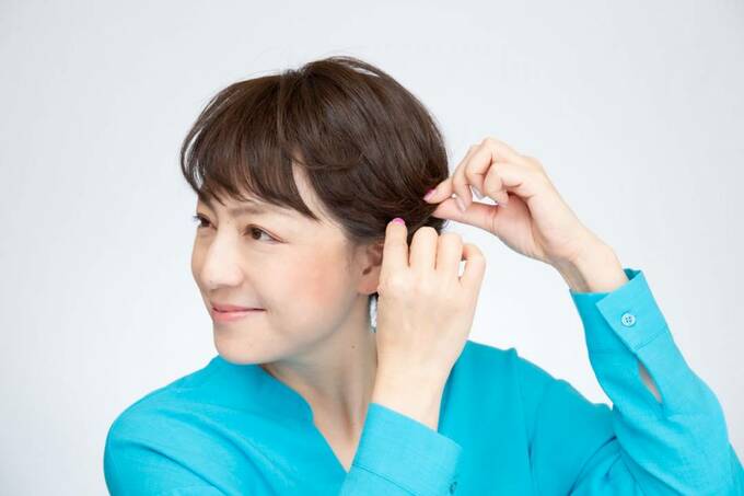 髪をつまむ女性