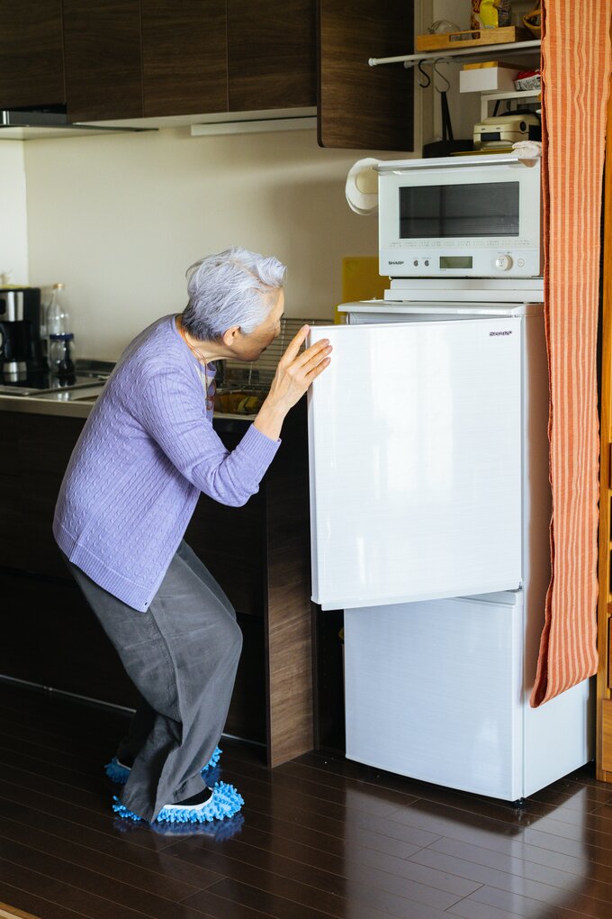 冷蔵庫を開ける女性