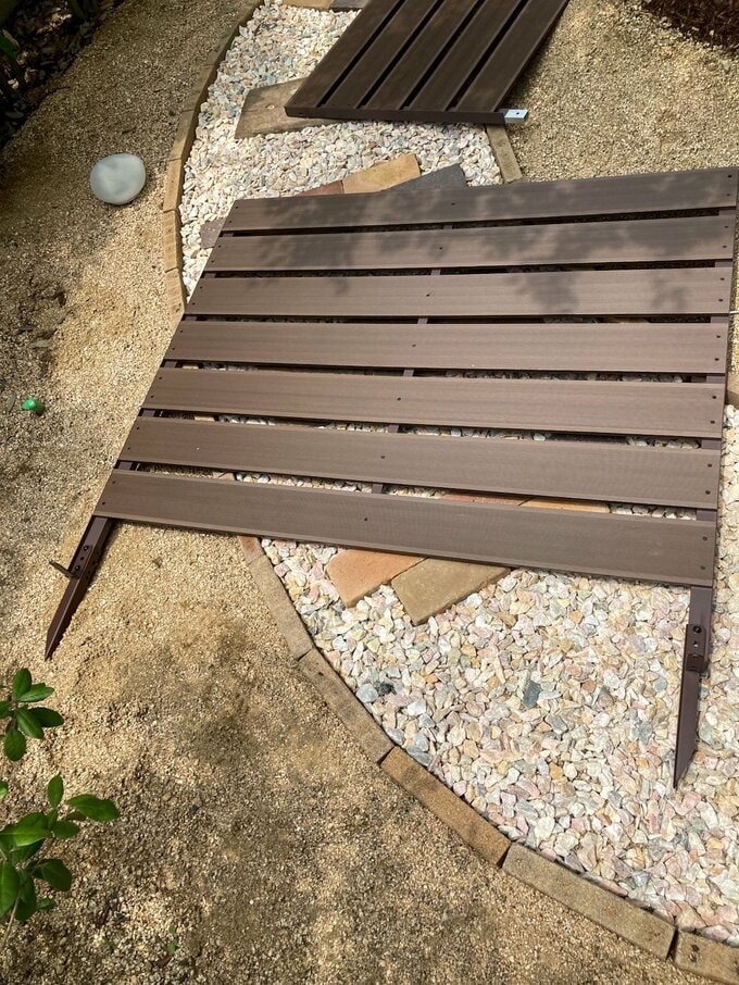 ボーダーフェンスを組み立てる