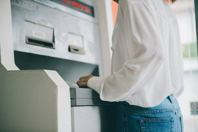 ATMの前に立つ女性