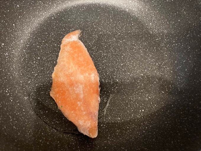 フライパンに油小さじ1をひいて弱火にかけ