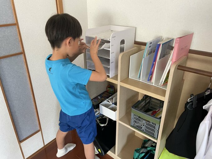 仕分けする子ども