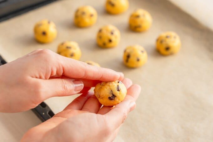 手で丸めた生地