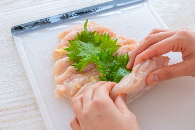 大葉をはさむ