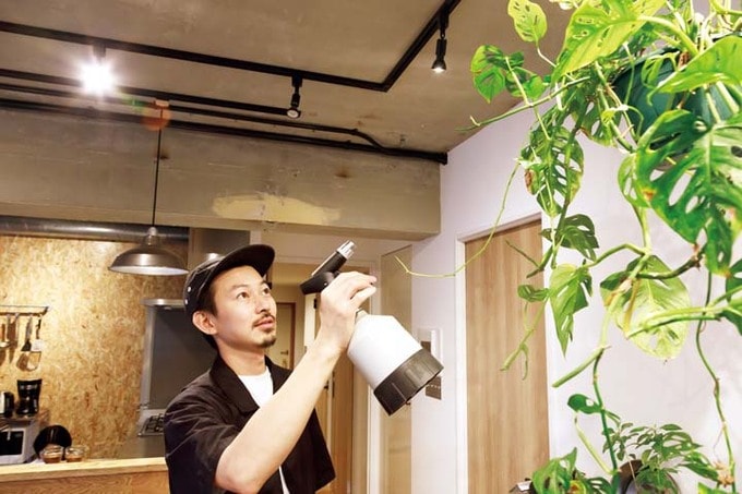 グリーンの手入れをする夫