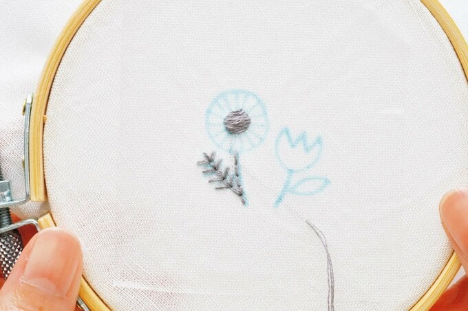 花の中心が完成した刺しゅう