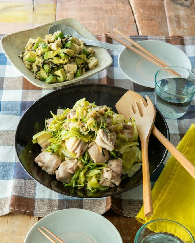 鶏肉とキャベツと豆苗のフライパン蒸し、豆腐とアボカドの塩昆布ゴマあえ