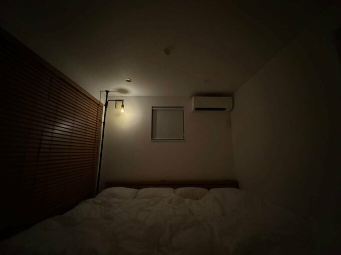 照明をつけた寝室