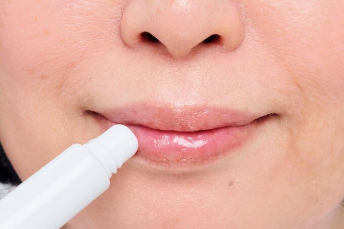 リップクリームを塗る口元