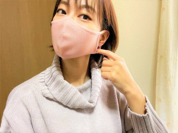 小さいニットマスクをつけた女性