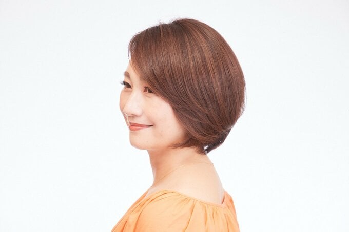 ショートヘアの女性斜め