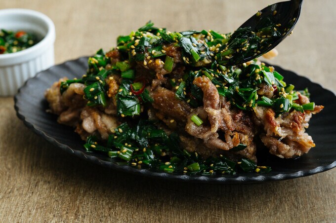 カリカリ豚こまのやみつきニラだれまみれ