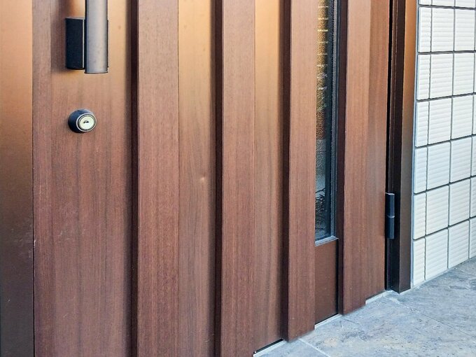 玄関ドアのへこみ