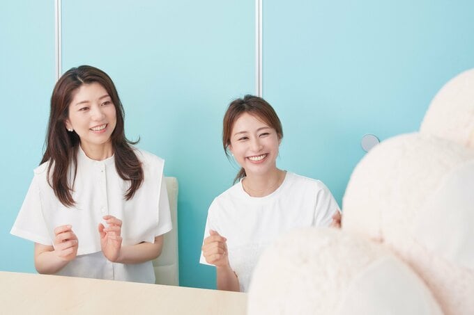 メジ子の話を聞く読者2人