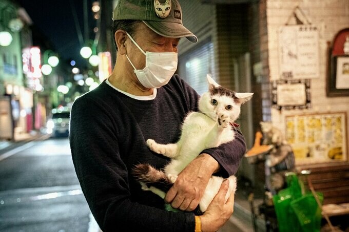 ネコを抱えるマスター