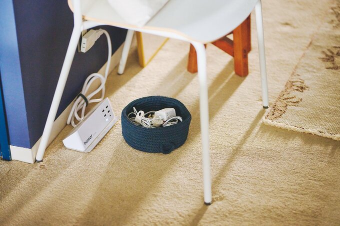 カゴにまとめたコード類の写真