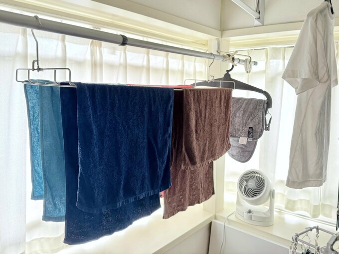 窓際で洗濯物を部屋干ししている様子