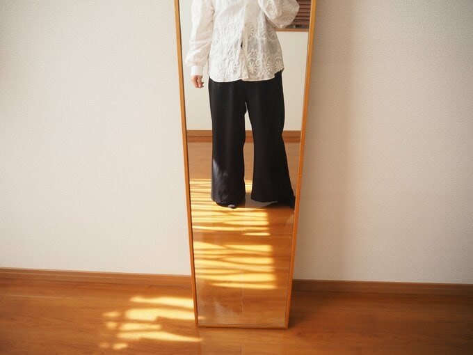 鏡の前で服を着る