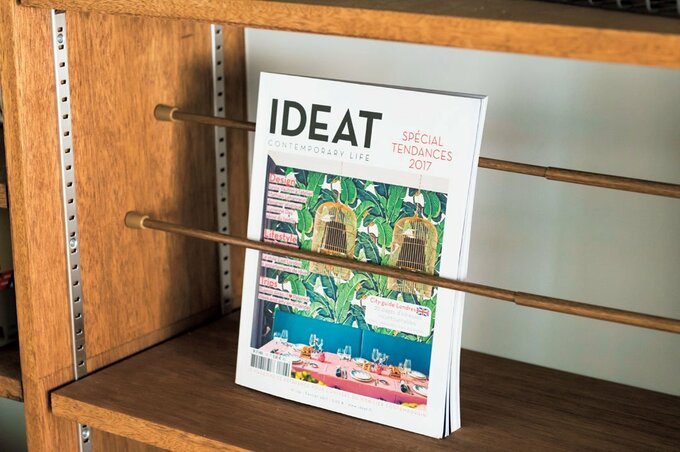 つっぱり棒に雑誌