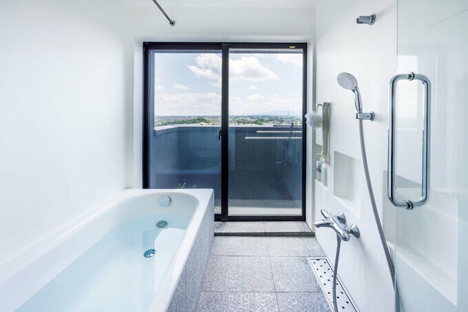 目隠しなしで開放感に浸れる高台3階のバスルーム