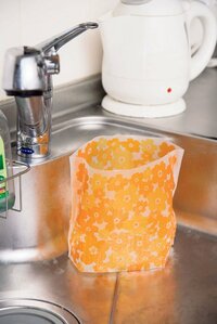 三角コーナーいらず。自立するポリ袋を使用