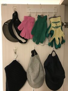 1段目は軍手や季節外のヘルメットのインナー