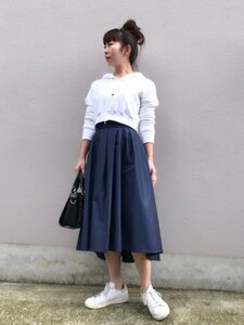 ミディアム丈のフレアスカートで甘辛バランス