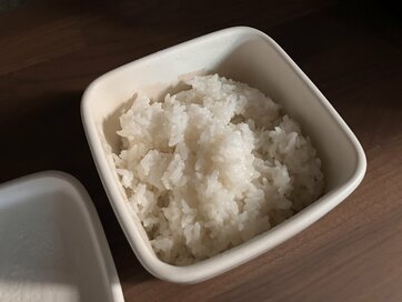 40代、10年以上愛用する「陶器のおひつ」。保存したご飯をレンチンすると炊きたてのもちもち食感が復活