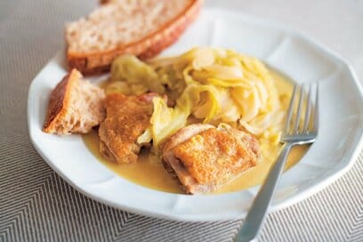 鶏肉とキャベツのマスタード煮。パンに合うごちそうレシピ