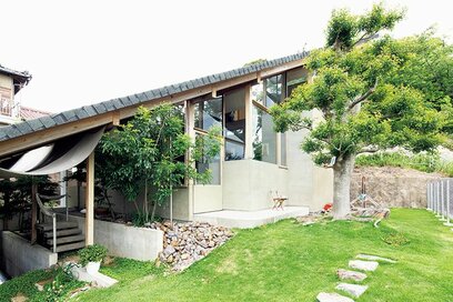 通勤時間が長くても、自然に囲まれて暮らしたい！子育て30代夫婦の大屋根の家