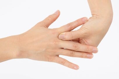 更年期の「腰痛や手指のこわばり」がつらい。痛みをケアする簡単ツボ押し