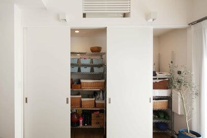 キッチンを劇的に使いやすくするパントリー！5つの成功事例を専門家が紹介