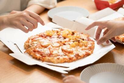 自粛中でも貯まらない人の特徴。自己投資、サブスクは要注意