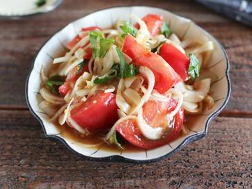 新タマネギとトマトのゴマポンあえ。みずみずしさ満点の旬な味