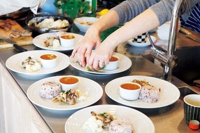 【注文住宅事例】にぎやかに人が集まるオープンキッチンのある家。バースカラーもアクセント！