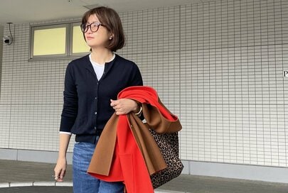 50代、春用アウターは必要なし。寒い日でも「春らしくなる」着こなしアイデア3つ　