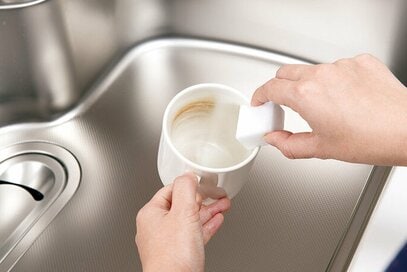 「メラミンスポンジ」の知って得する掃除テク6つ。スニーカーのゴム部分の汚れも簡単に落ちる