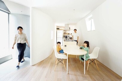 家の中に青空が広がる。驚きの開放感、街中の59㎡の狭小地に立つ3階建住宅