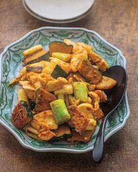 カボチャと鶏肉のピリ辛中華炒め。ゴマ油で肉がしっとり、香り高く