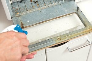 中性洗剤をかけて汚れを浮かせる