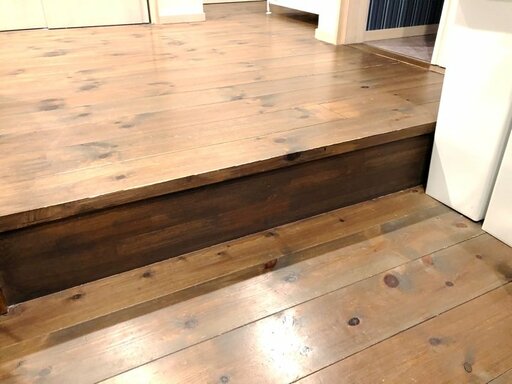 床の高さを変えたキッチン