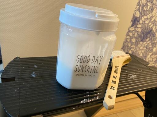 壁紙用ののりは容器に移して使う