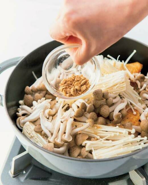 コンソメを入れる