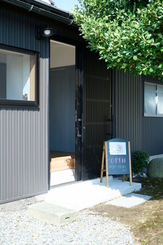 図書館の入り口。母屋を通らずに入れるため防犯性も高く、来館者も気がねなく立ち寄れる 