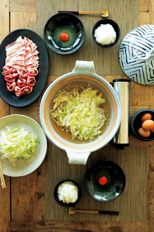 食卓に並ぶすき焼き風豚しゃぶ鍋と卵や白ごはん